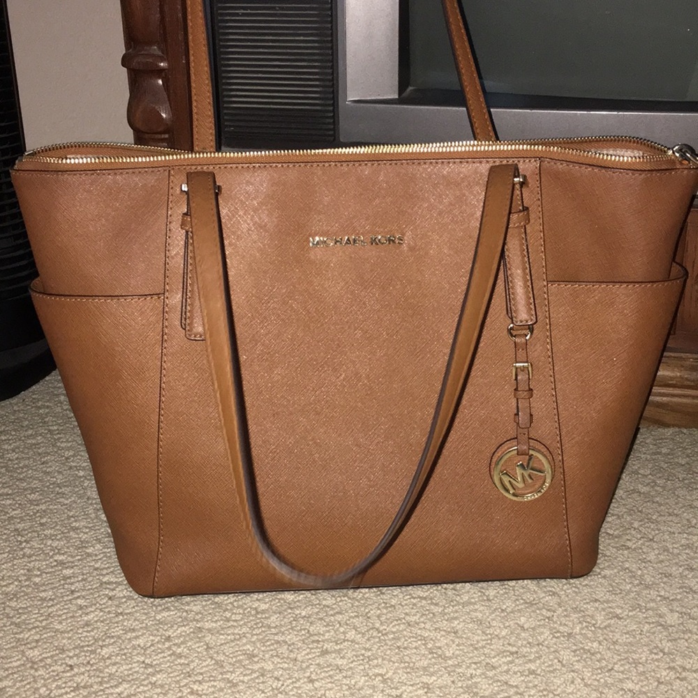 Michael Kors Jet Set Large Tote- Leather Color